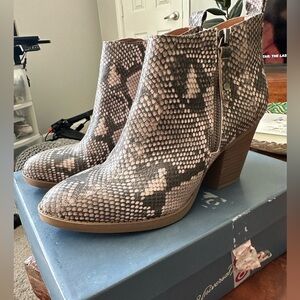 Universal Thread Animal Print Booties
